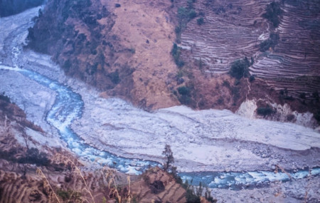 १९९८, ३ सेप्टेम्बरमा तामपोखरी हिमताल विस्फोटनले बगाएर ल्याएको गेग्रानले दूधकोशी नदी थुनिदिएको थियो। इङ्खु र दूधकोशीको संगममा १५ मिटरभन्दा बढी उचाइको गेग्रान थुप्रिएको थियो। तस्बिरः श्रीकमल द्विवेदी